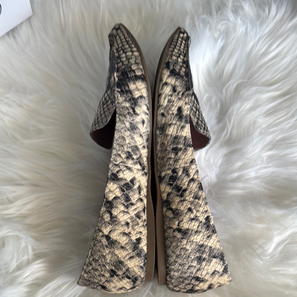 Steve Madden Black and Cream Snakeskin Flats - Picture 4 of 7